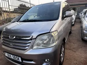 Toyota Noah 2004 Silver