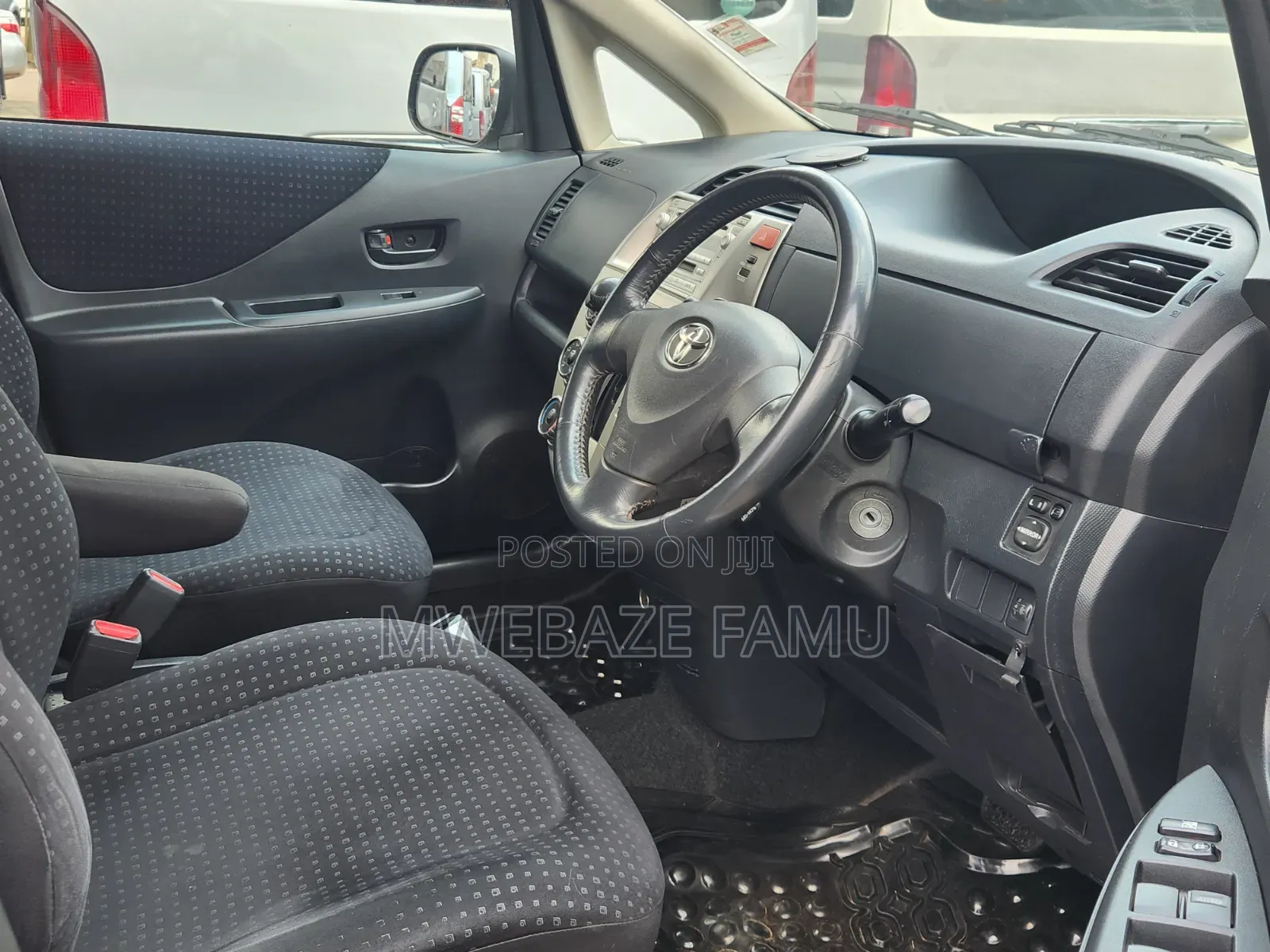 Toyota Ractis 2009 Silver