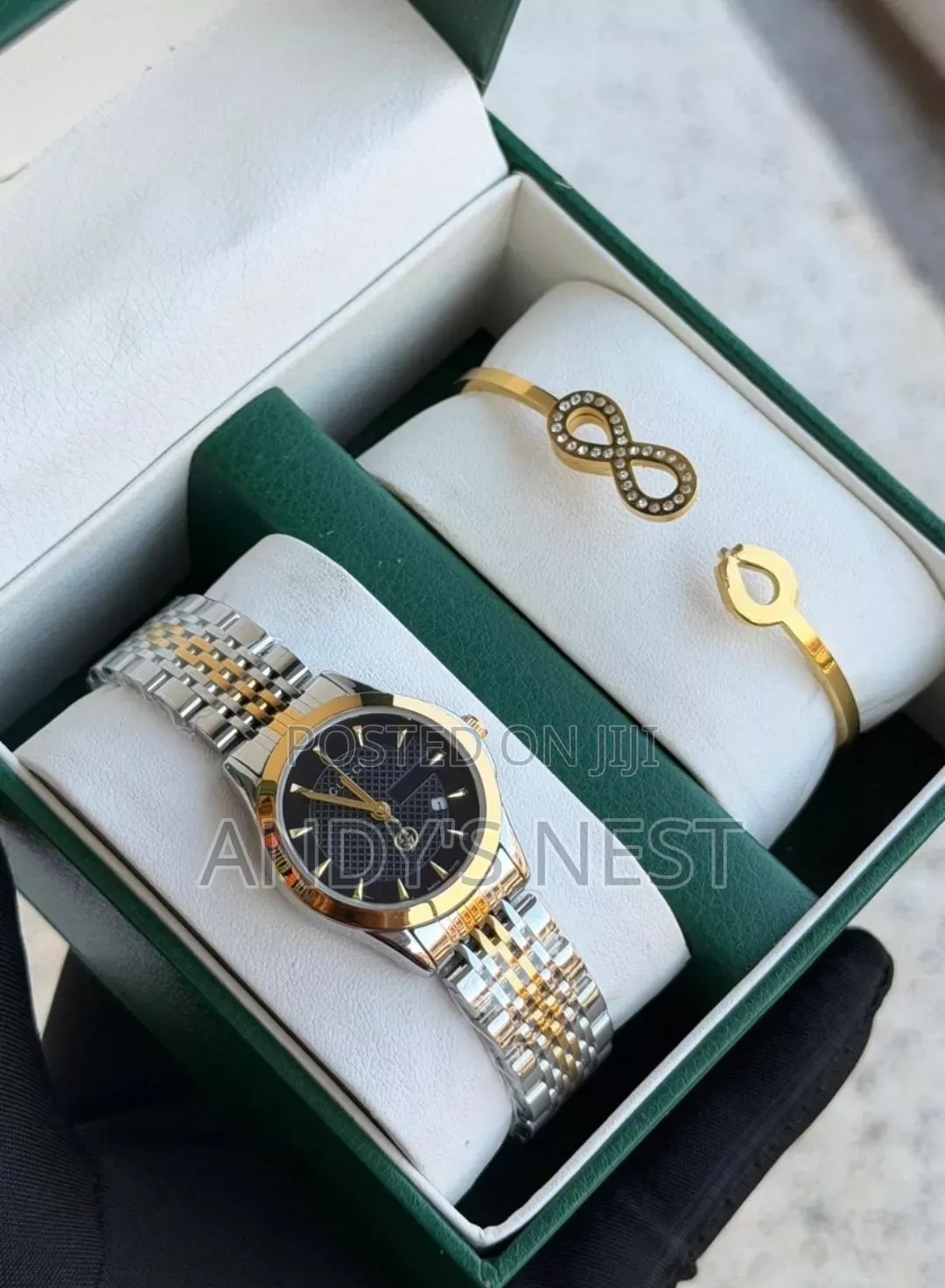 Gucci Female Watch With a Bangle