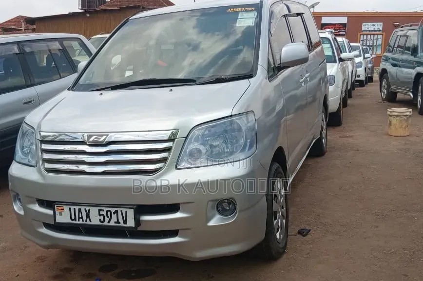 Toyota Noah 2005 Silver