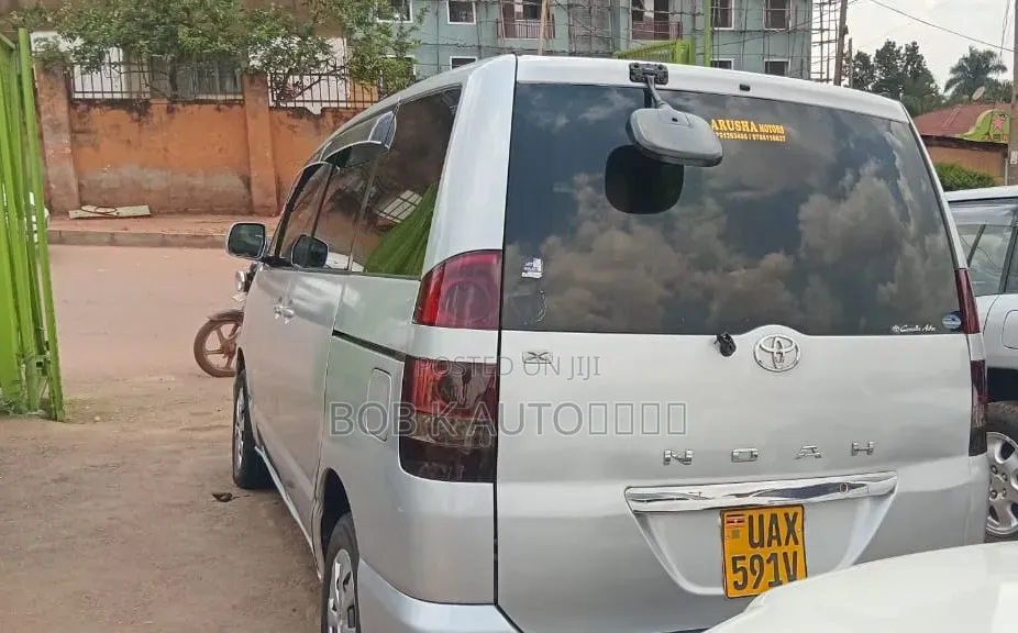 Toyota Noah 2005 Silver