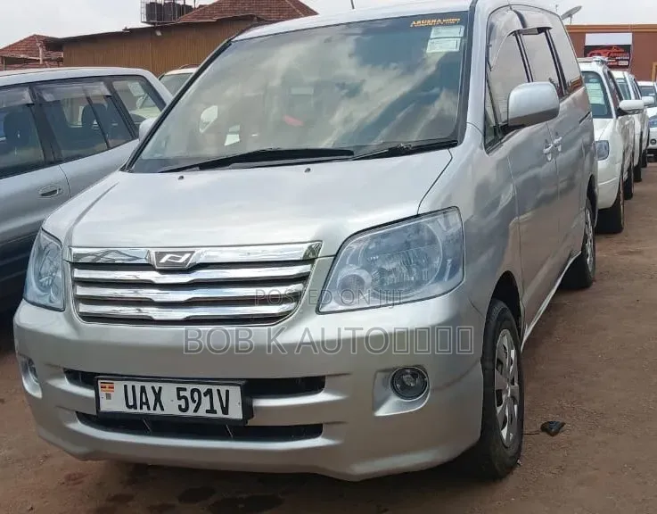 Toyota Noah 2005 Silver