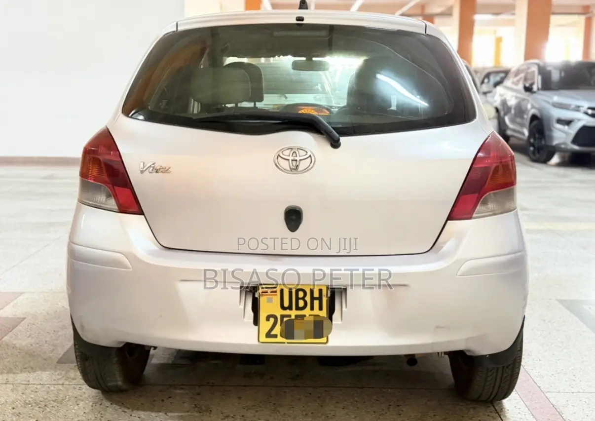 Toyota Vitz 2009 Silver