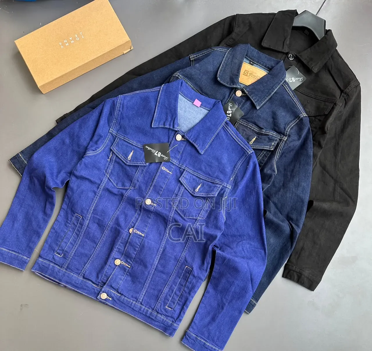 Classic Men's Denim Jacket With Dual Chest Flap Pockets