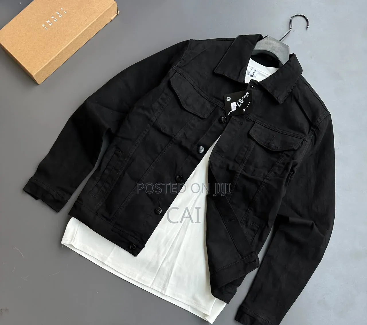 Classic Men's Denim Jacket With Dual Chest Flap Pockets