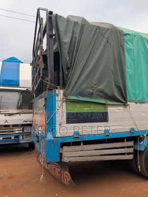 Mitsubishi Fuso Fighter 2000 White