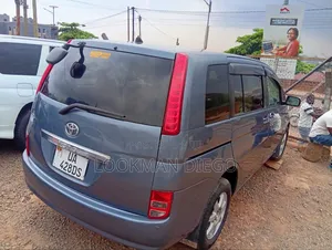 Toyota ISIS 2009 Blue