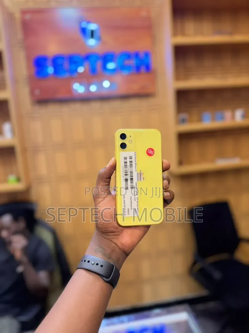 New Apple iPhone 11 128 GB Yellow