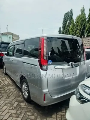 Toyota Noah 2.0 AWD (8 Seater) 2017 Silver