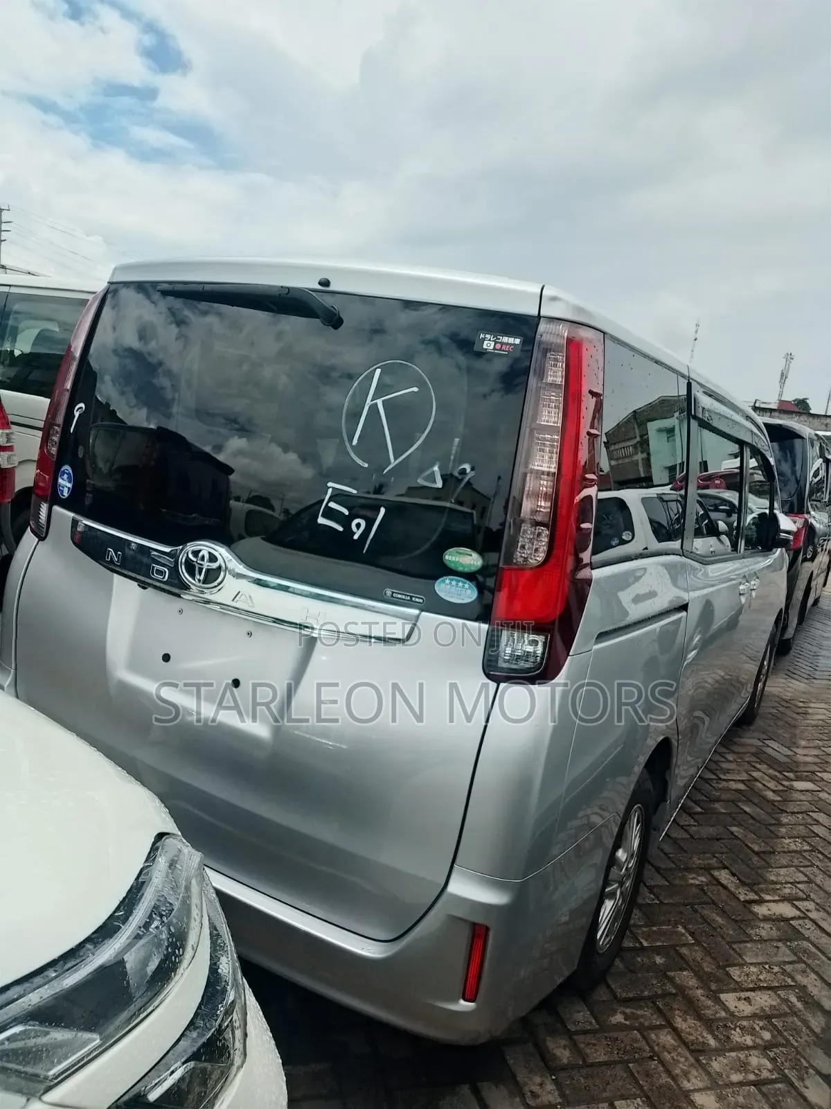Toyota Noah 2.0 AWD (8 Seater) 2017 Silver