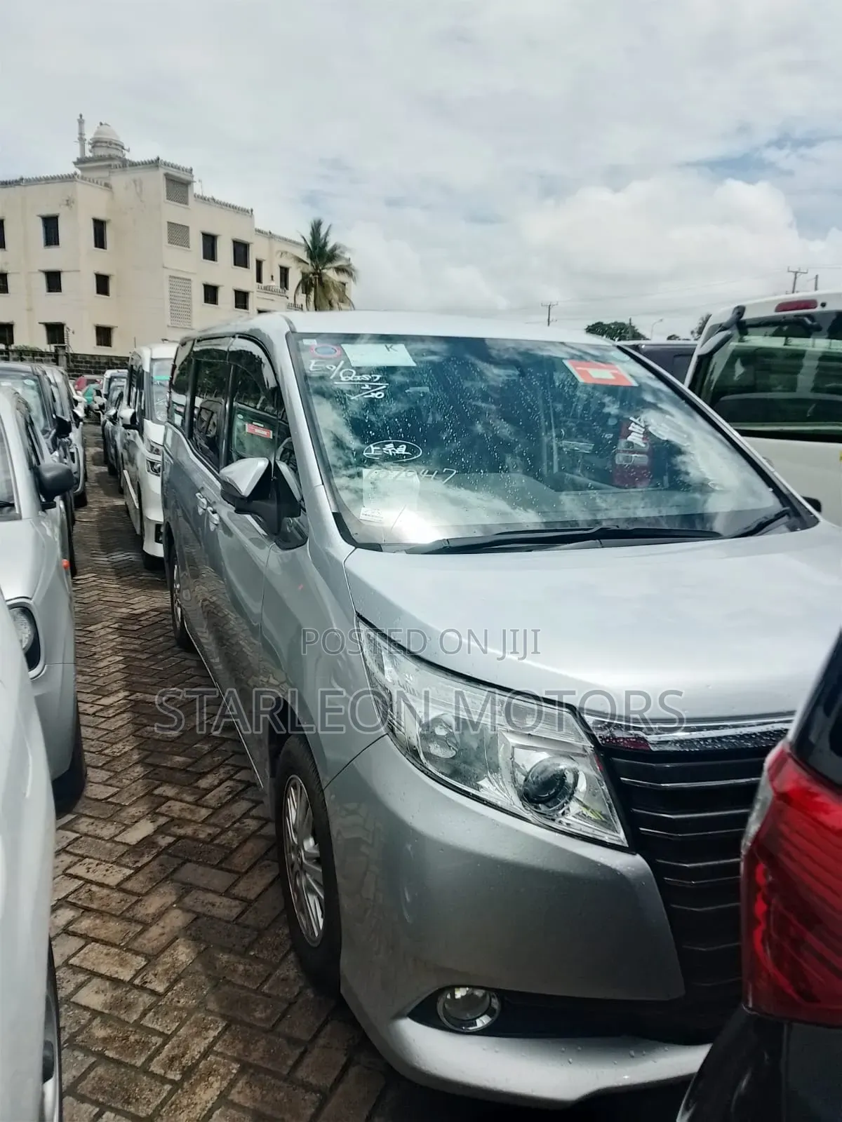 Toyota Noah 2.0 AWD (8 Seater) 2017 Silver