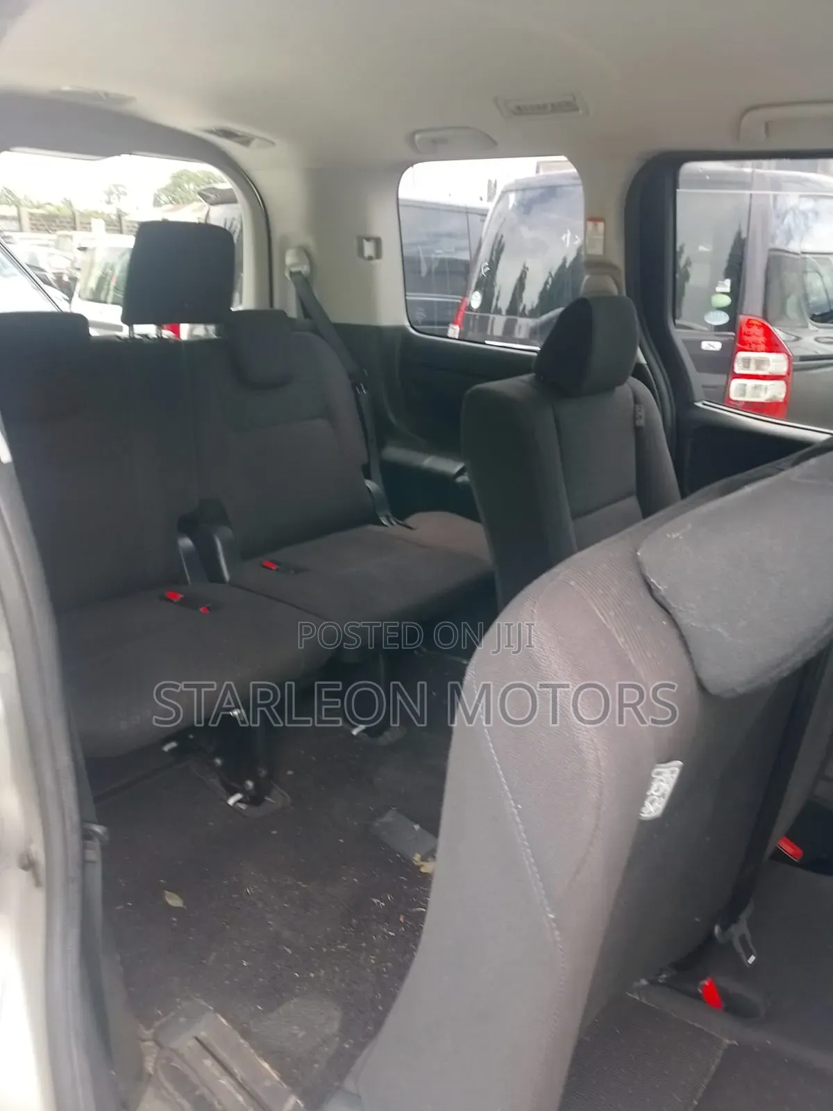 Toyota Noah 2.0 AWD (8 Seater) 2017 Silver