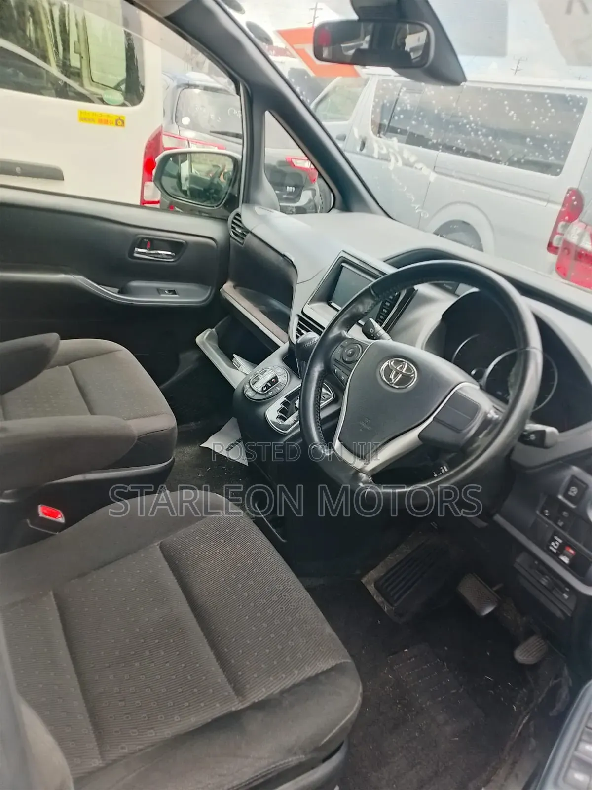 Toyota Noah 2.0 AWD (8 Seater) 2017 Silver