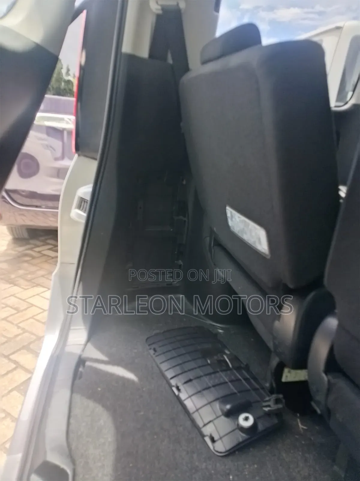 Toyota Noah 2.0 AWD (8 Seater) 2017 Silver
