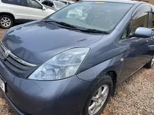 Toyota ISIS 2010