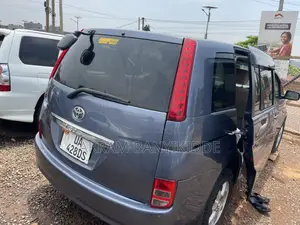 Toyota ISIS 2010