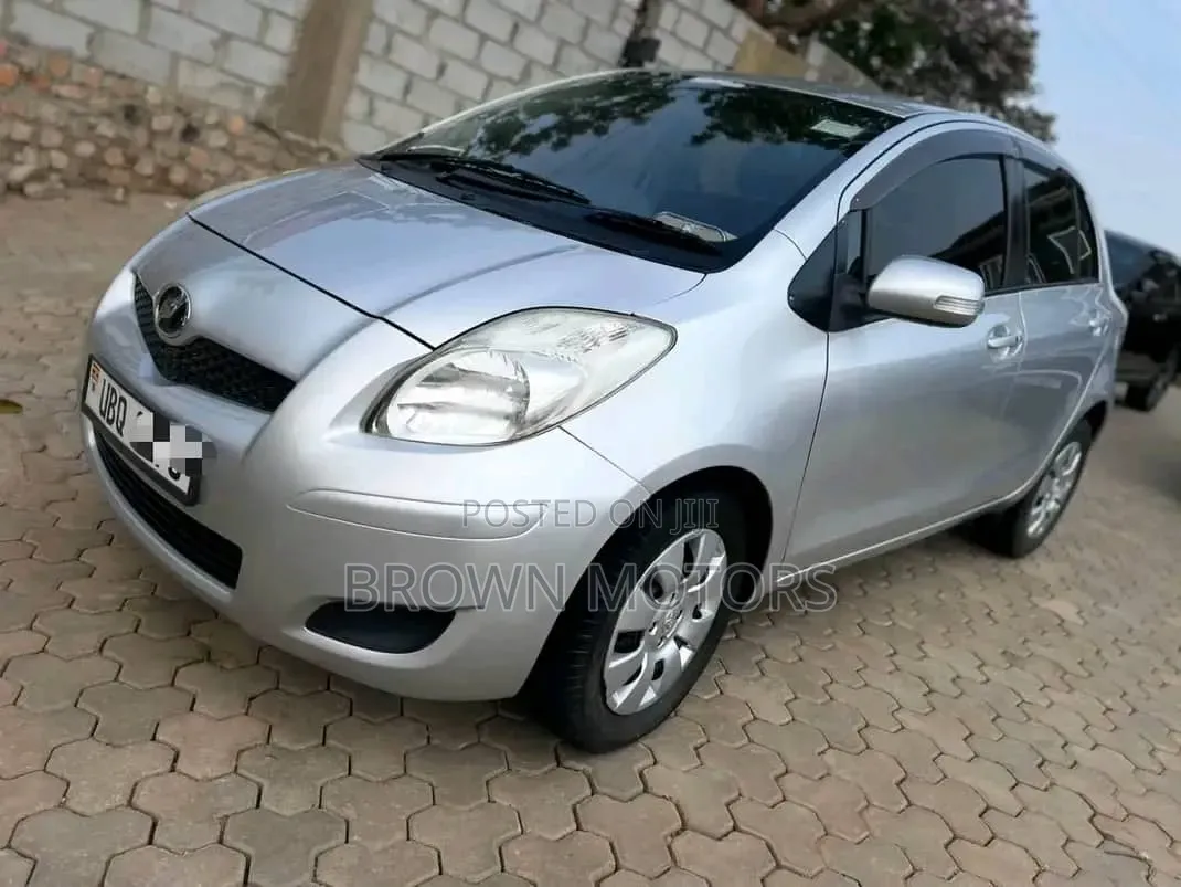 Toyota Vitz 2010 Silver