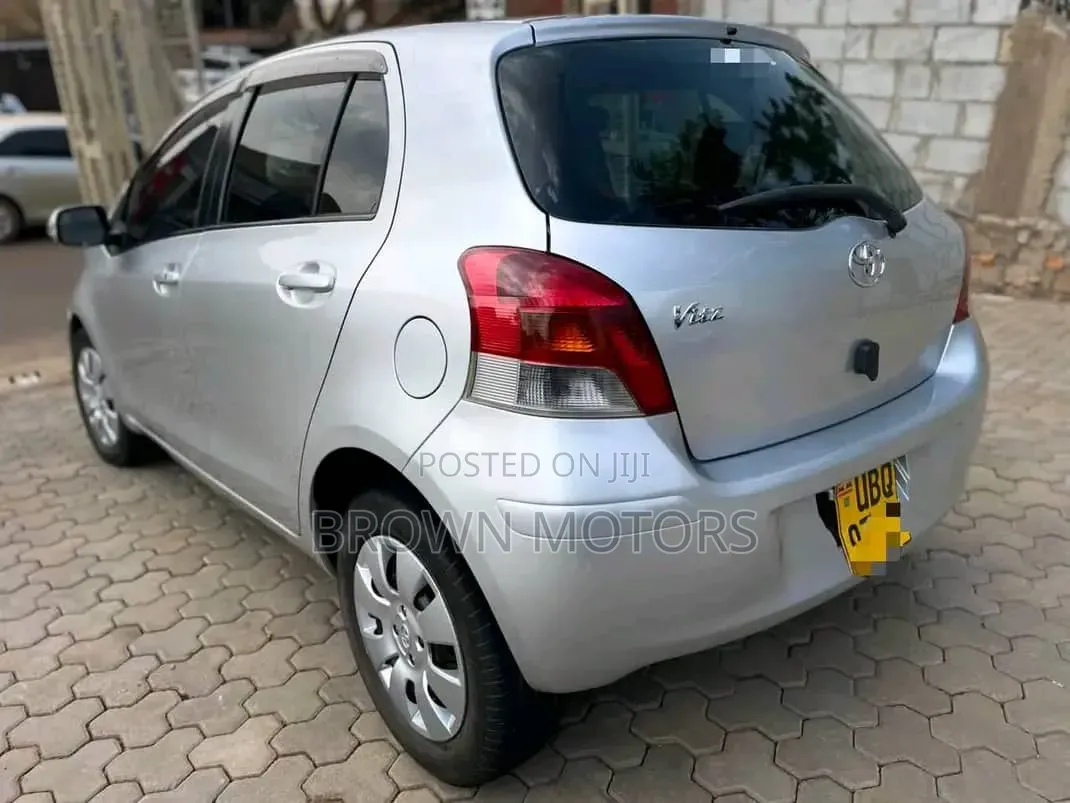 Toyota Vitz 2010 Silver