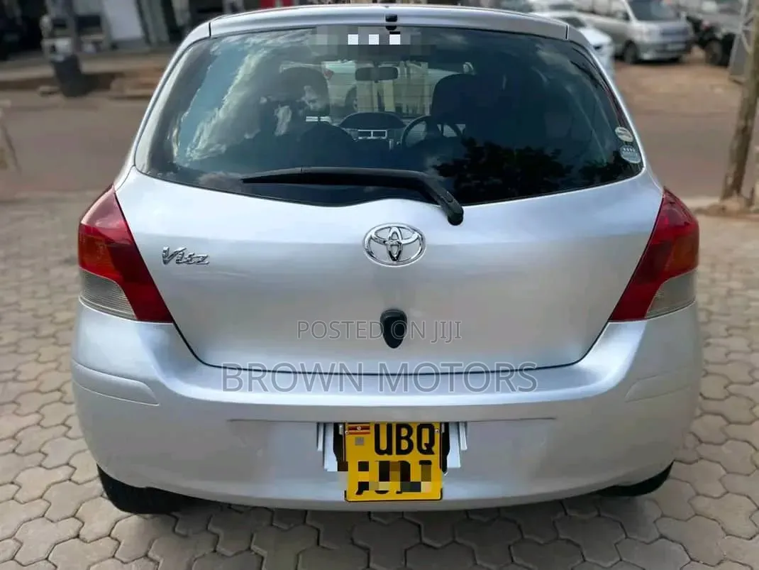 Toyota Vitz 2010 Silver
