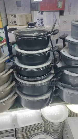 Set of 6 Black Non Stick Sauce Pans With Frying Pan