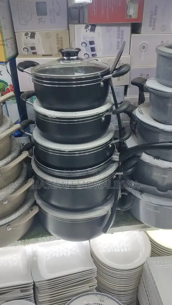 Set of 6 Black Non Stick Sauce Pans With Frying Pan