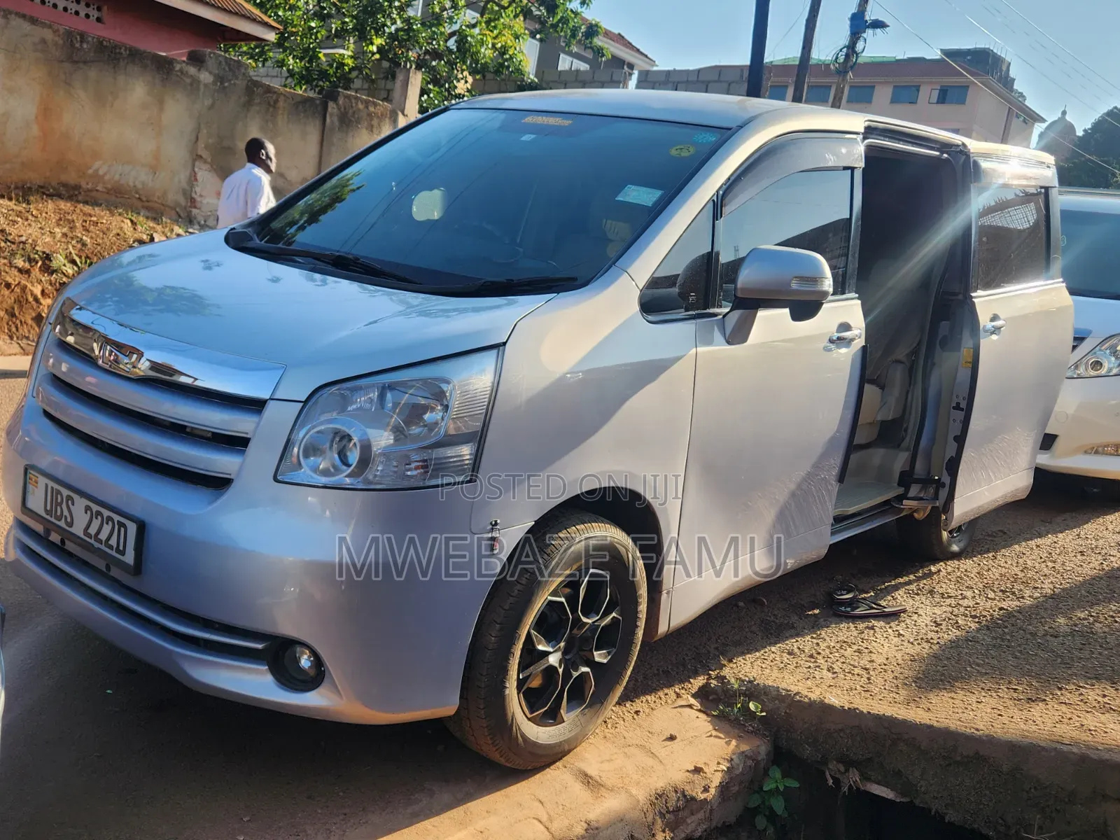 Toyota Noah 2010 Silver