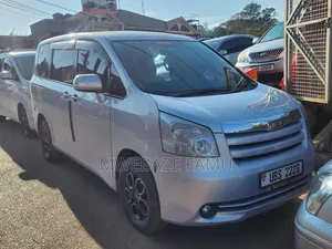 Toyota Noah 2010 Silver