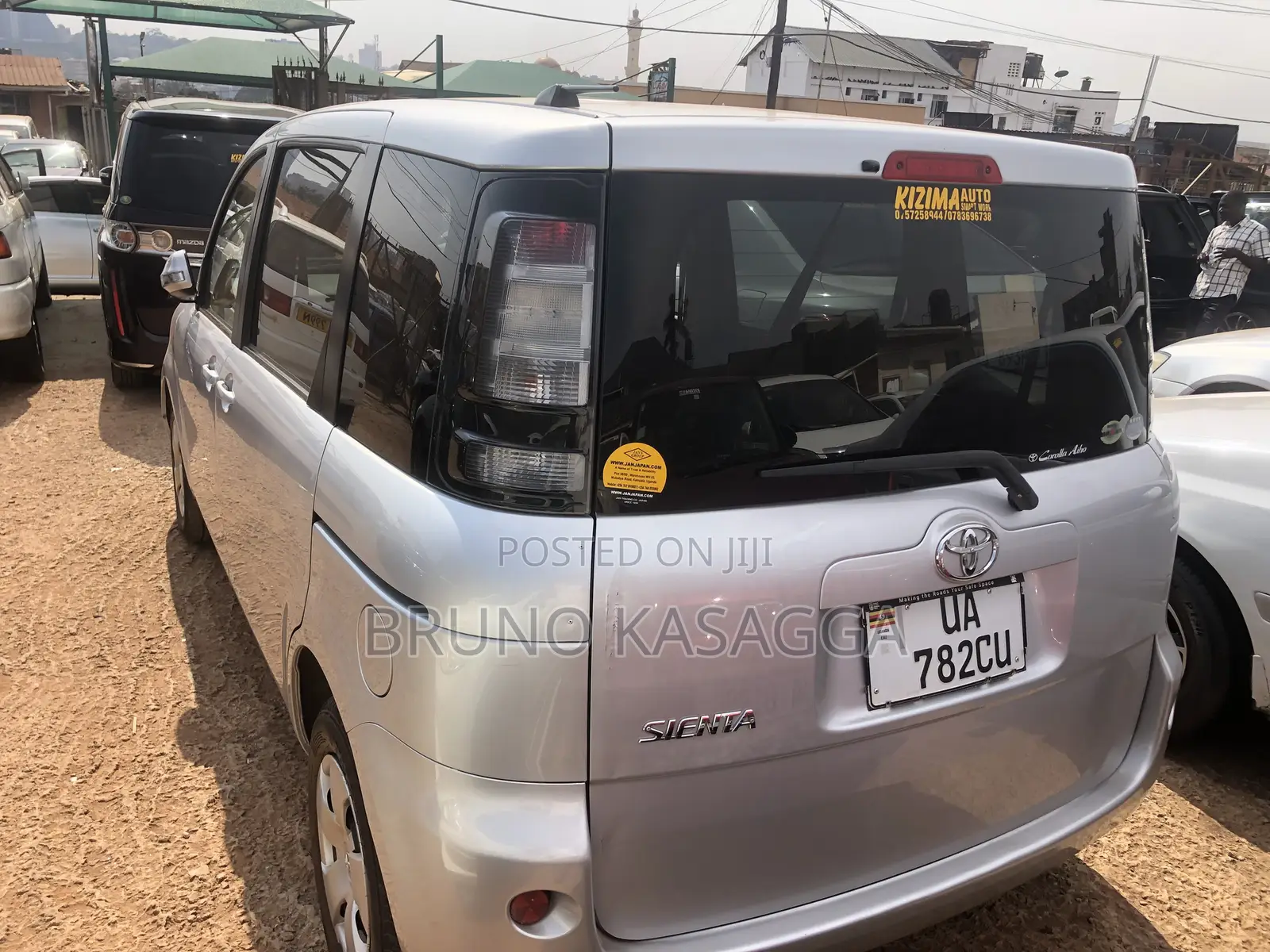Toyota Sienta 2011 Silver