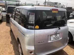 Toyota Sienta 2011 Silver