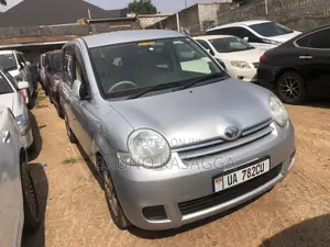 Toyota Sienta 2011 Silver