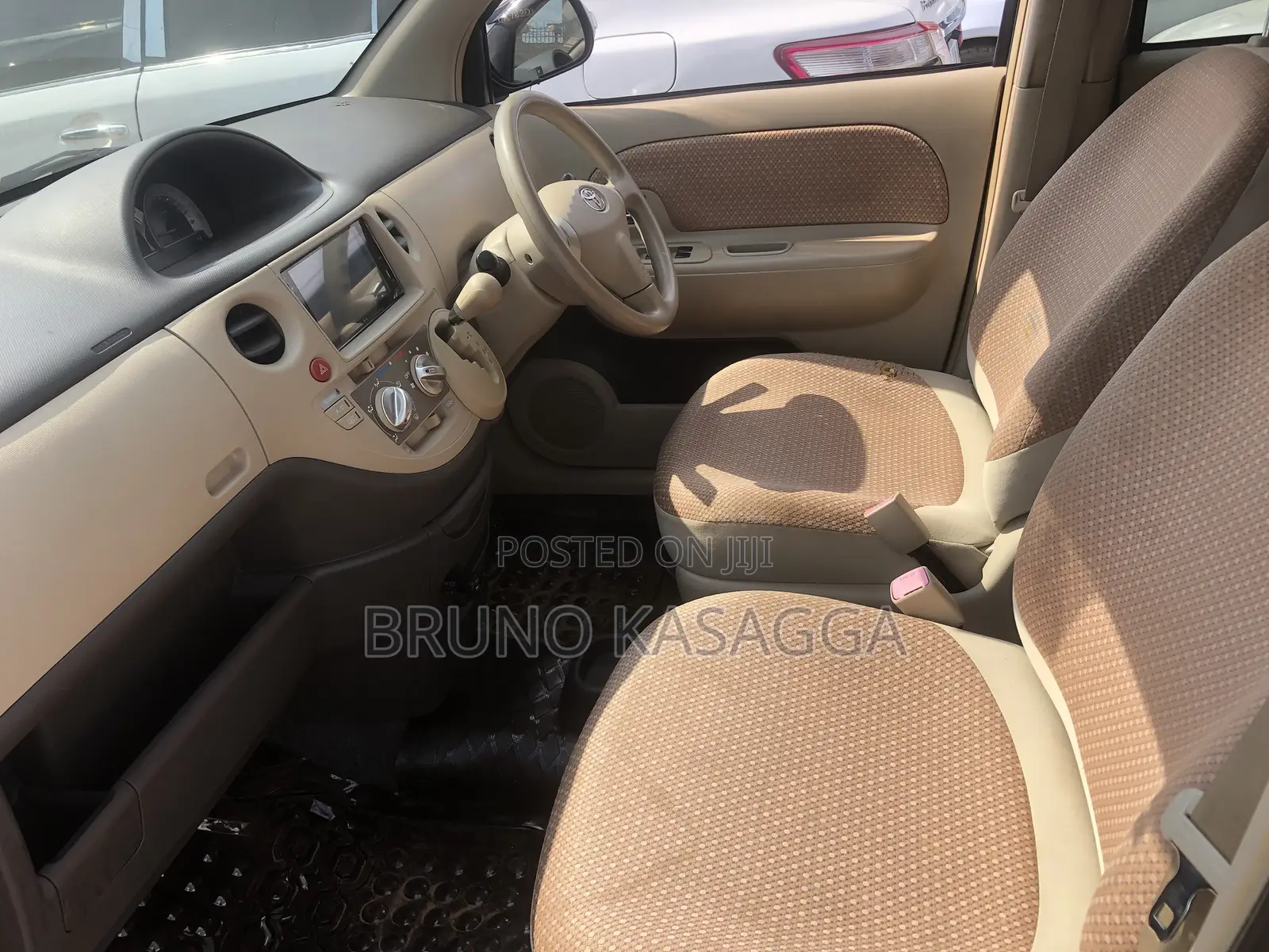 Toyota Sienta 2011 Silver
