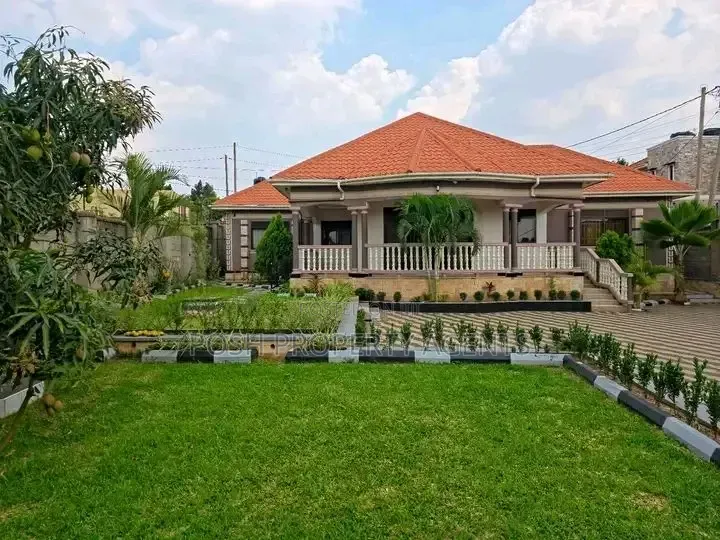 4bdrm Bungalow in Lweza, Central Division for rent