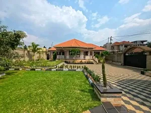 4bdrm Bungalow in Lweza, Central Division for rent