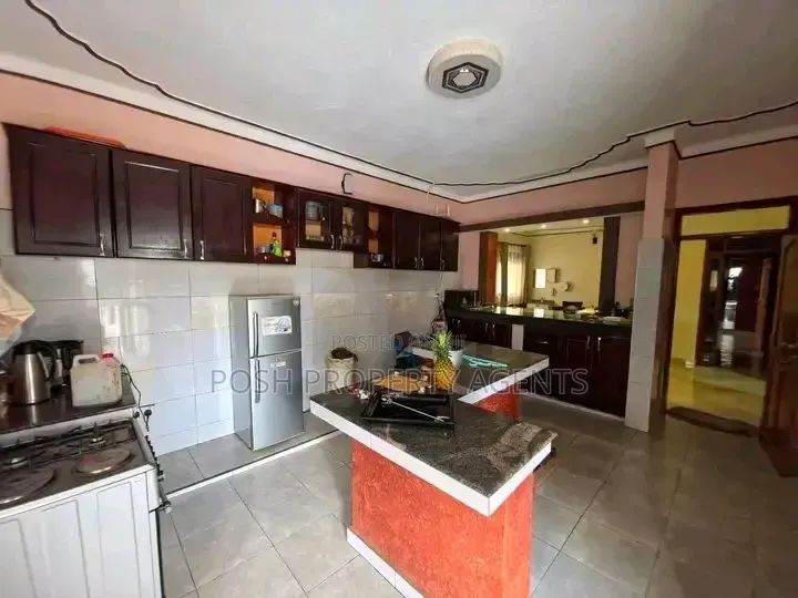 4bdrm Bungalow in Lweza, Central Division for rent