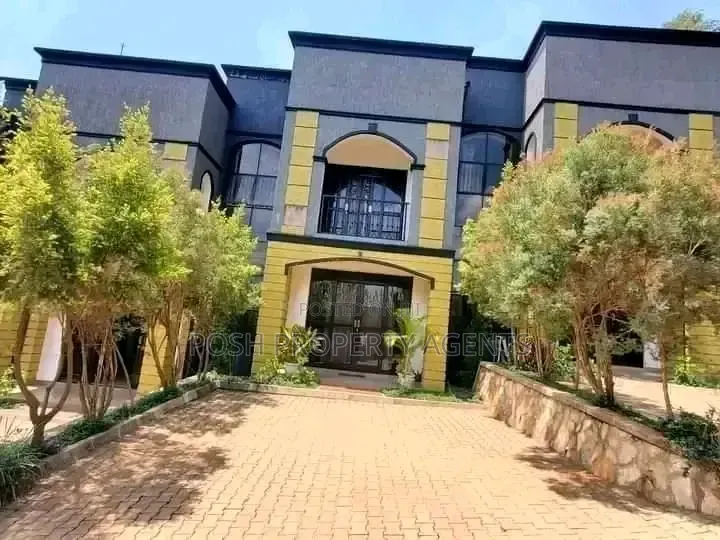 4bdrm Duplex in Lweza Entebbe Road, Central Division for rent