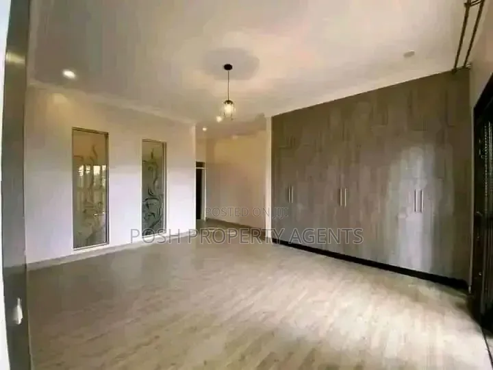 4bdrm Duplex in Lweza Entebbe Road, Central Division for rent