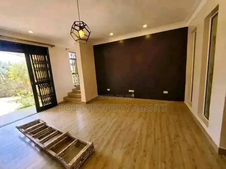 4bdrm Duplex in Lweza Entebbe Road, Central Division for rent