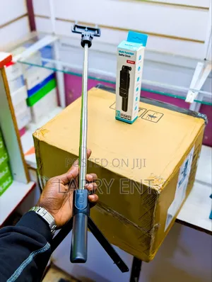 SF002 Adjustable Selfie Stick With Bluetooth Remote LED