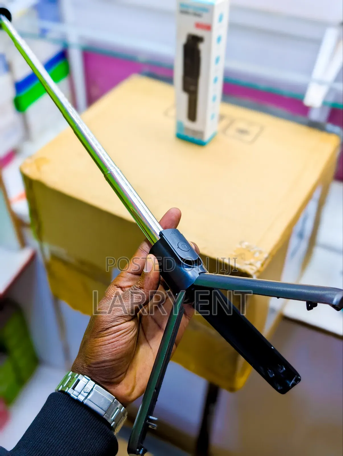 SF002 Adjustable Selfie Stick With Bluetooth Remote LED
