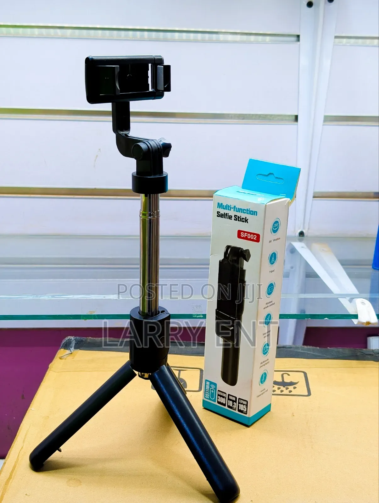 SF002 Adjustable Selfie Stick With Bluetooth Remote LED