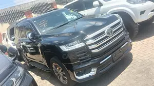 Toyota Land Cruiser LC300 2023 Black