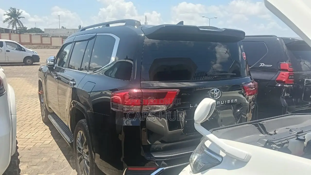 Toyota Land Cruiser LC300 2023 Black