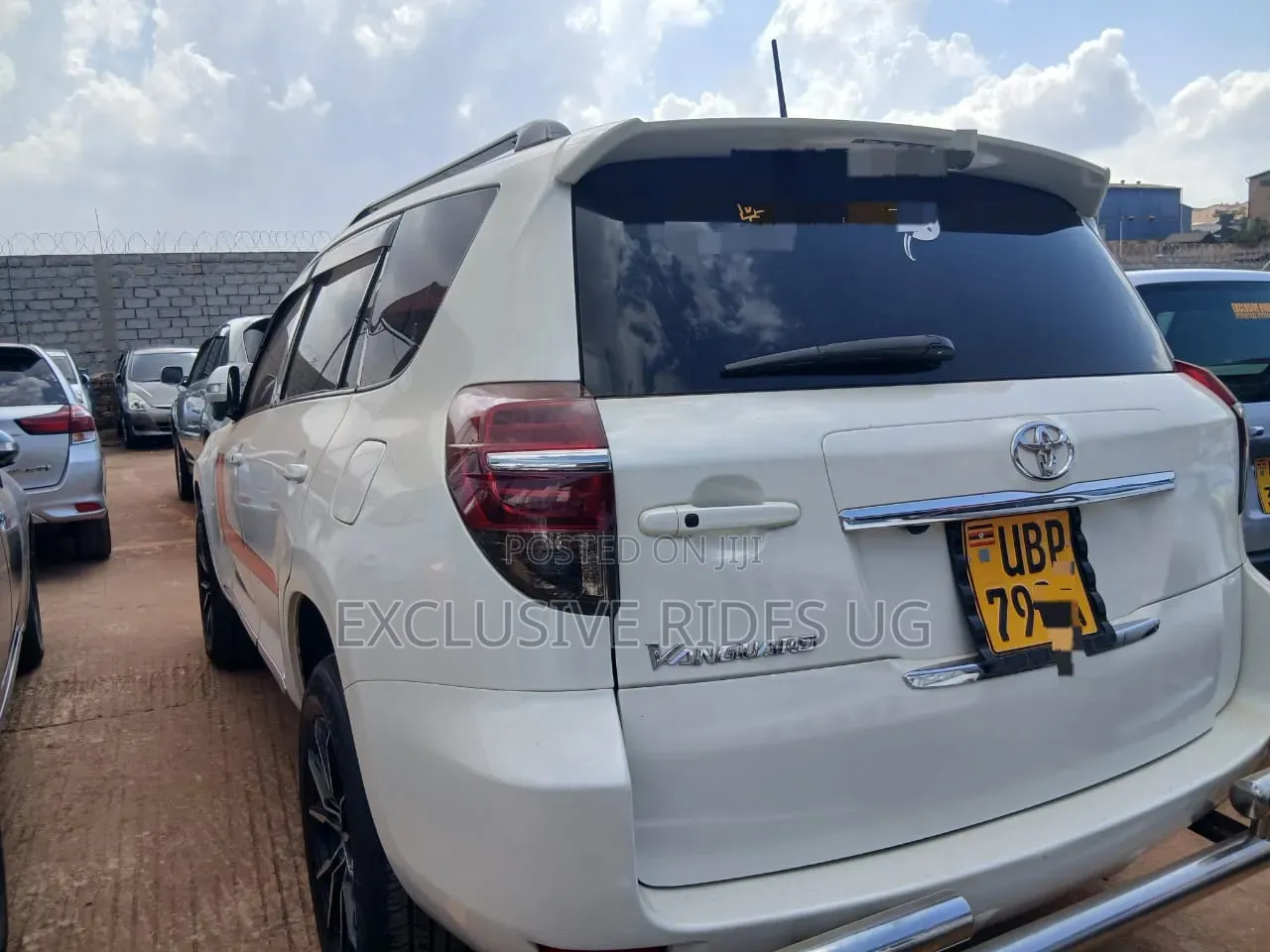 Toyota Vanguard 2011 White