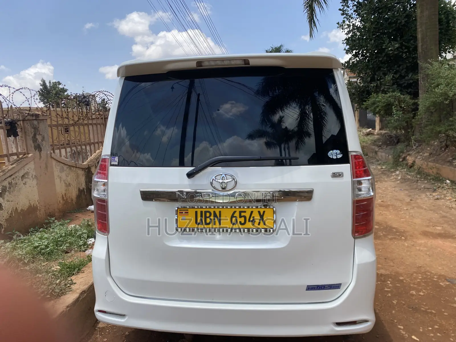 Toyota Noah 2011 White
