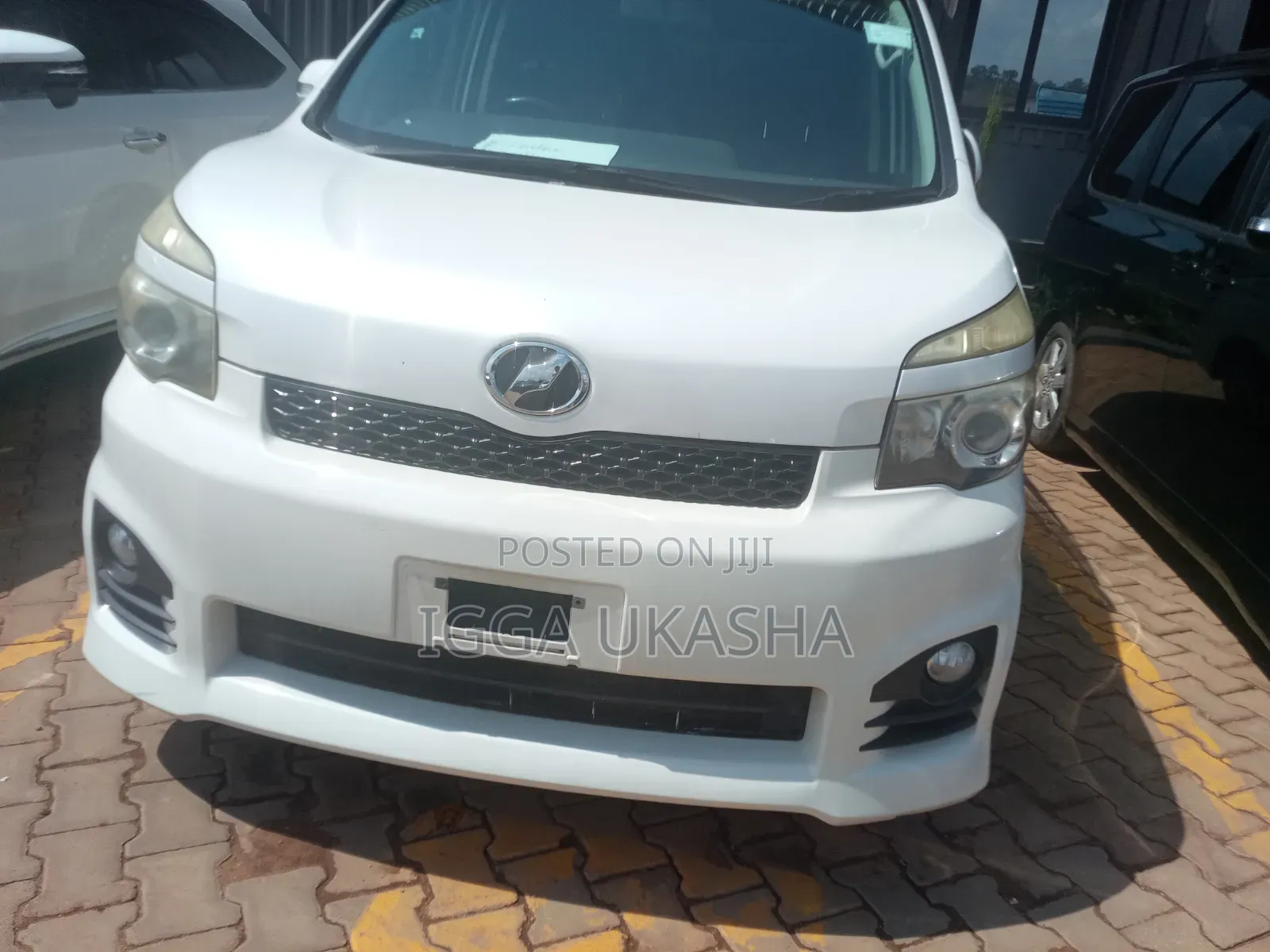 Toyota Voxy 2013 White
