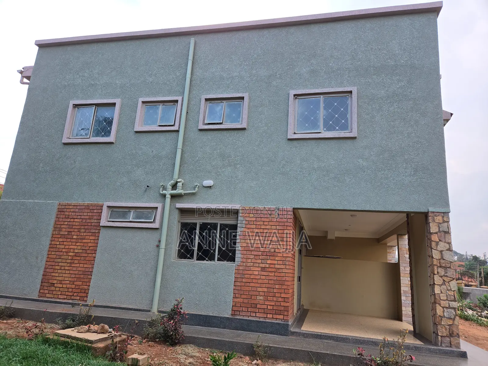 10bdrm House in Makindye for rent