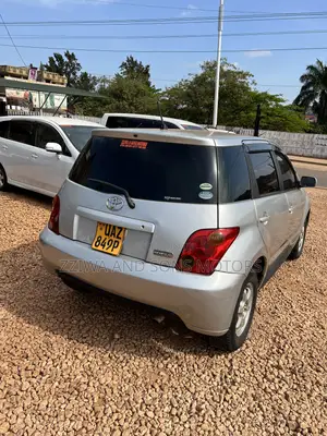 Toyota IST 2004 Silver
