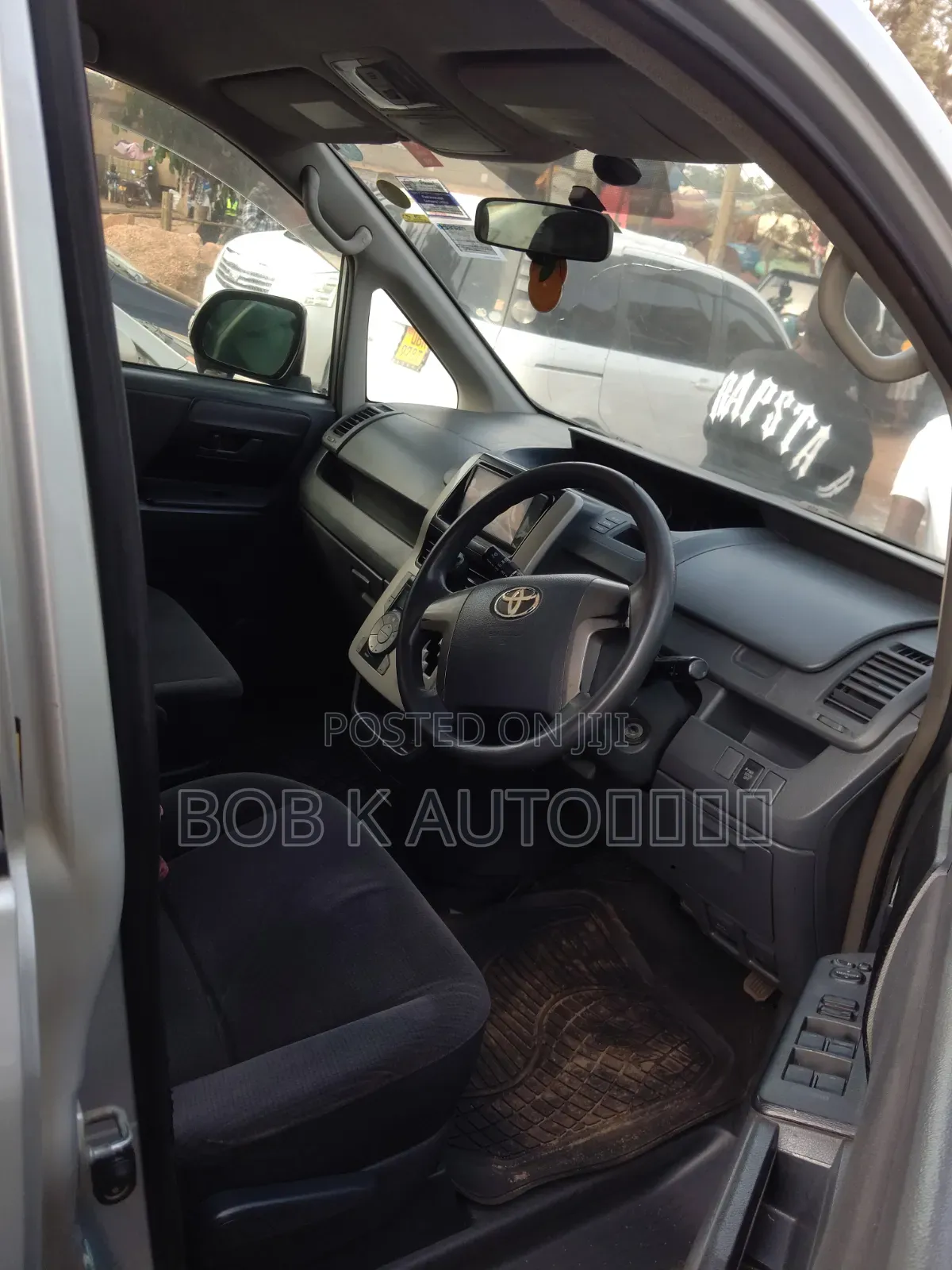 Toyota Noah 2012 Silver