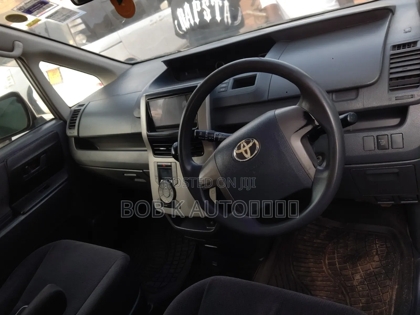 Toyota Noah 2012 Silver