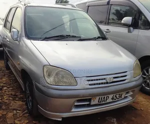 Toyota Raum 2000 Silver